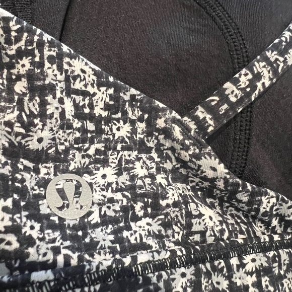 Lululemon Black and White Sports Bra A046 - Picture 5 of 6